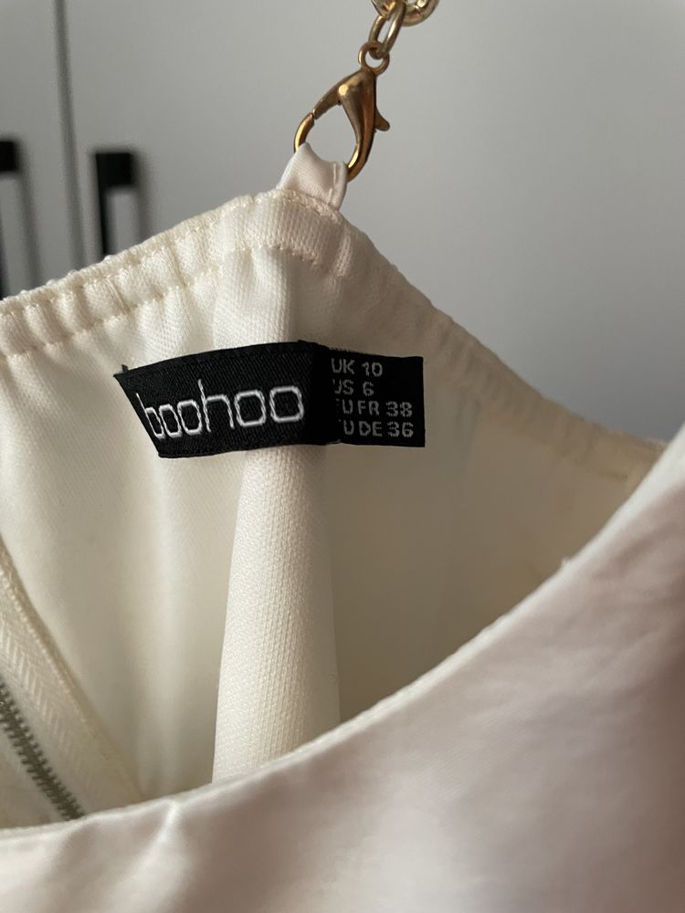 Krótki top bluzka satynowa złote łańcuszki ecru kremowy Boohoo 34 XS