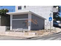 Espaço comercial, situado em Famões.