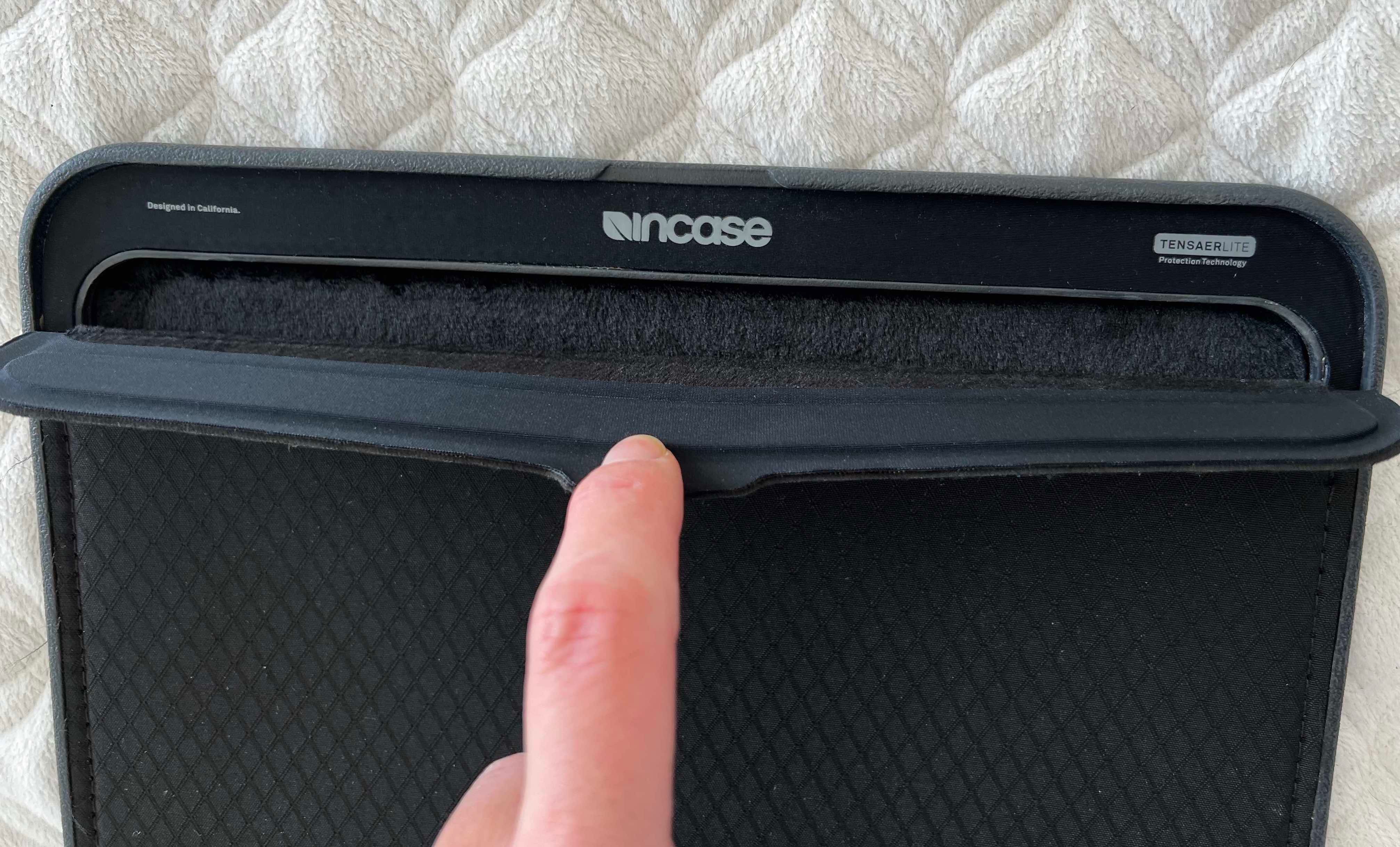 Pokrowiec na laptopa 15" marki Incase, czarny, zamknięcie magnetyczne
