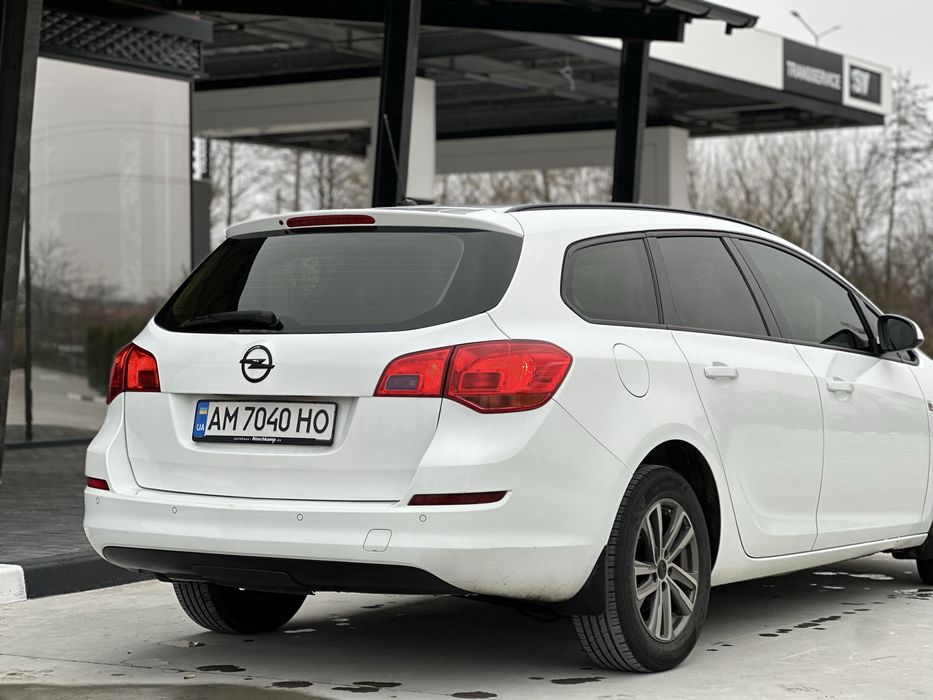 Opel Astra j автомобіль в чудовому стані