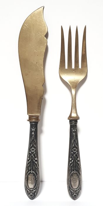 Conjunto de talheres de servir Arte Nova com cabos em prata contrast.