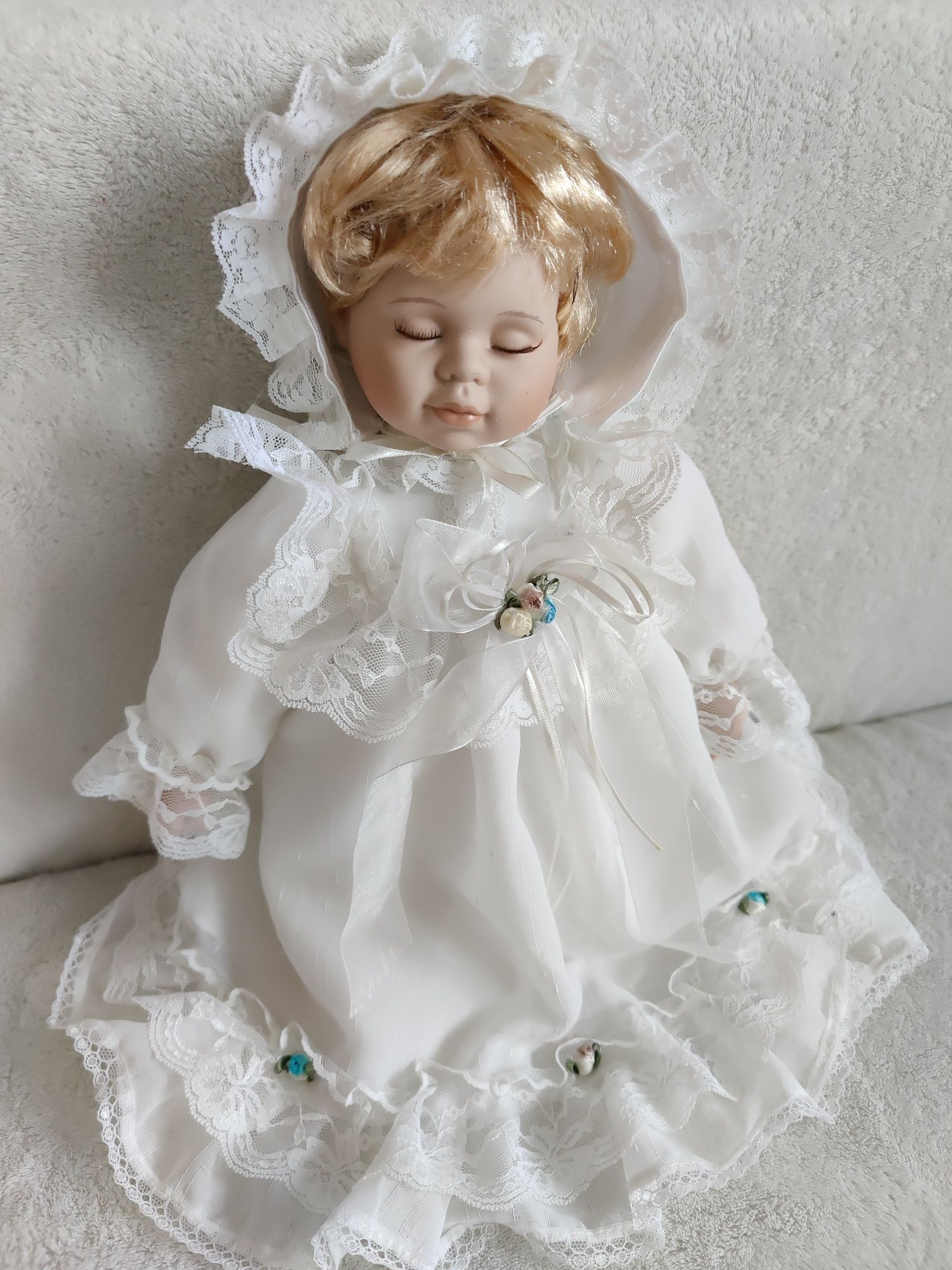 Śpiąca laleczka lalka porcelanowa PRL stara szafa babci
