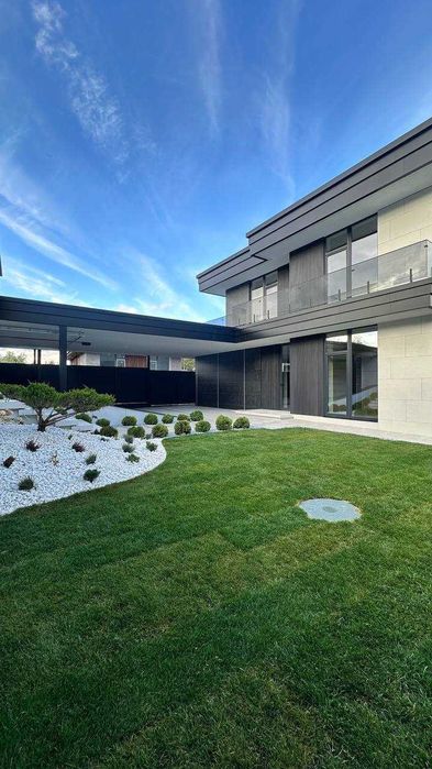 Просторий і стильний будинок в Ходосівці.