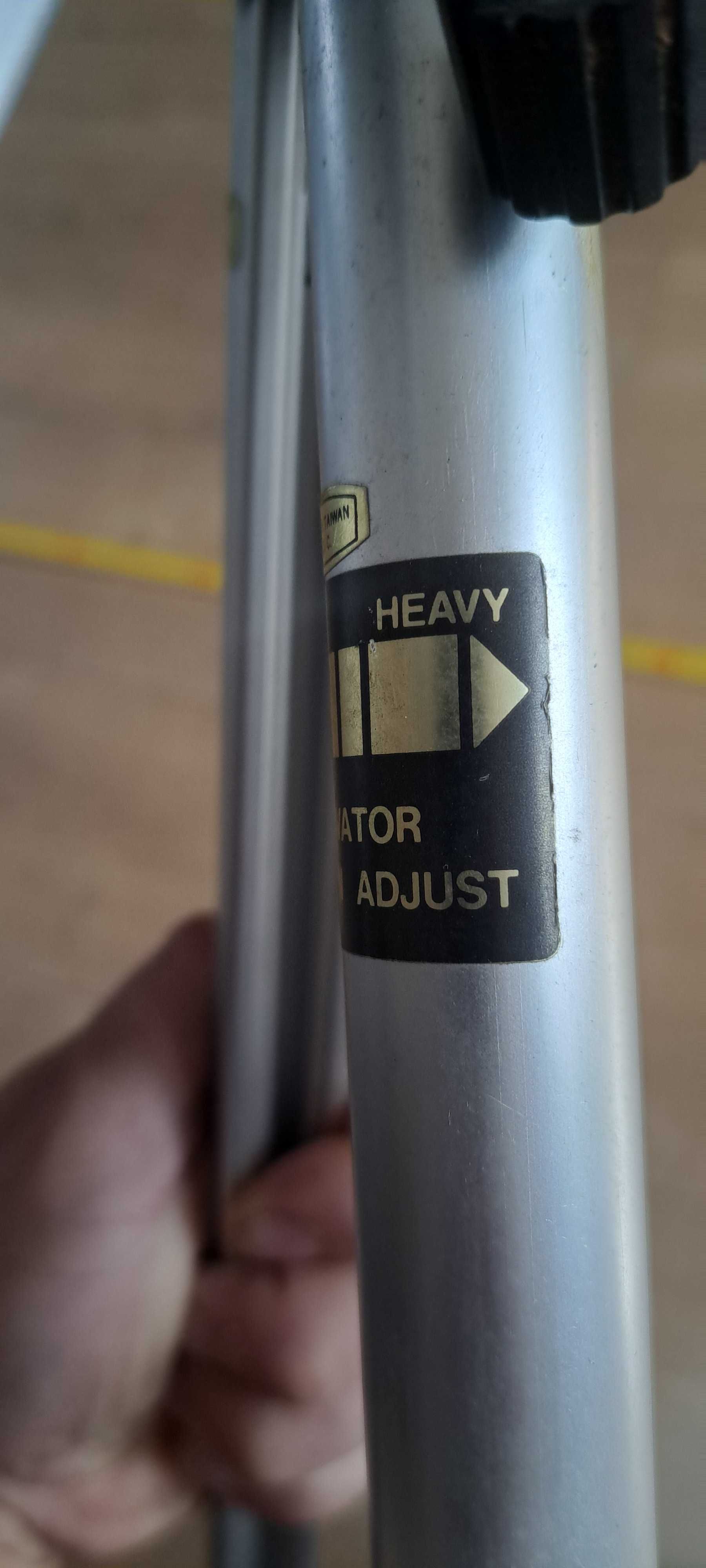 statyw do  lasera lub aparatu
