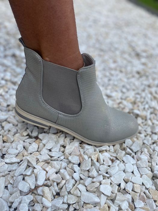 Botki na płaskim obcasie,delikatny efekt syrenki,rozmiar 40,cena 39zł.