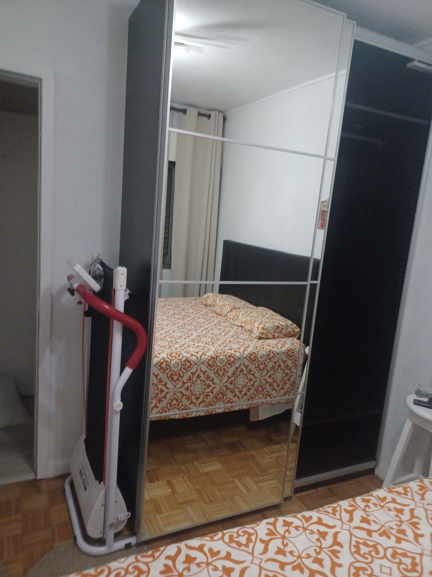 Roupeiro em bom estado de conservação