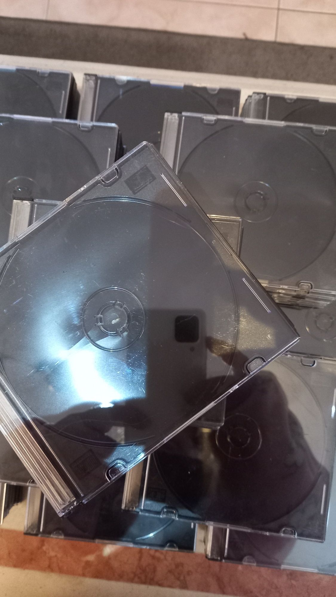 Vendo caixas de CD'S/DVD'S em quantidade.