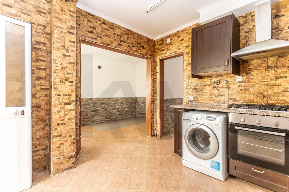 Apartamento T2 com quintal, Sarilhos Pequenos, Moita