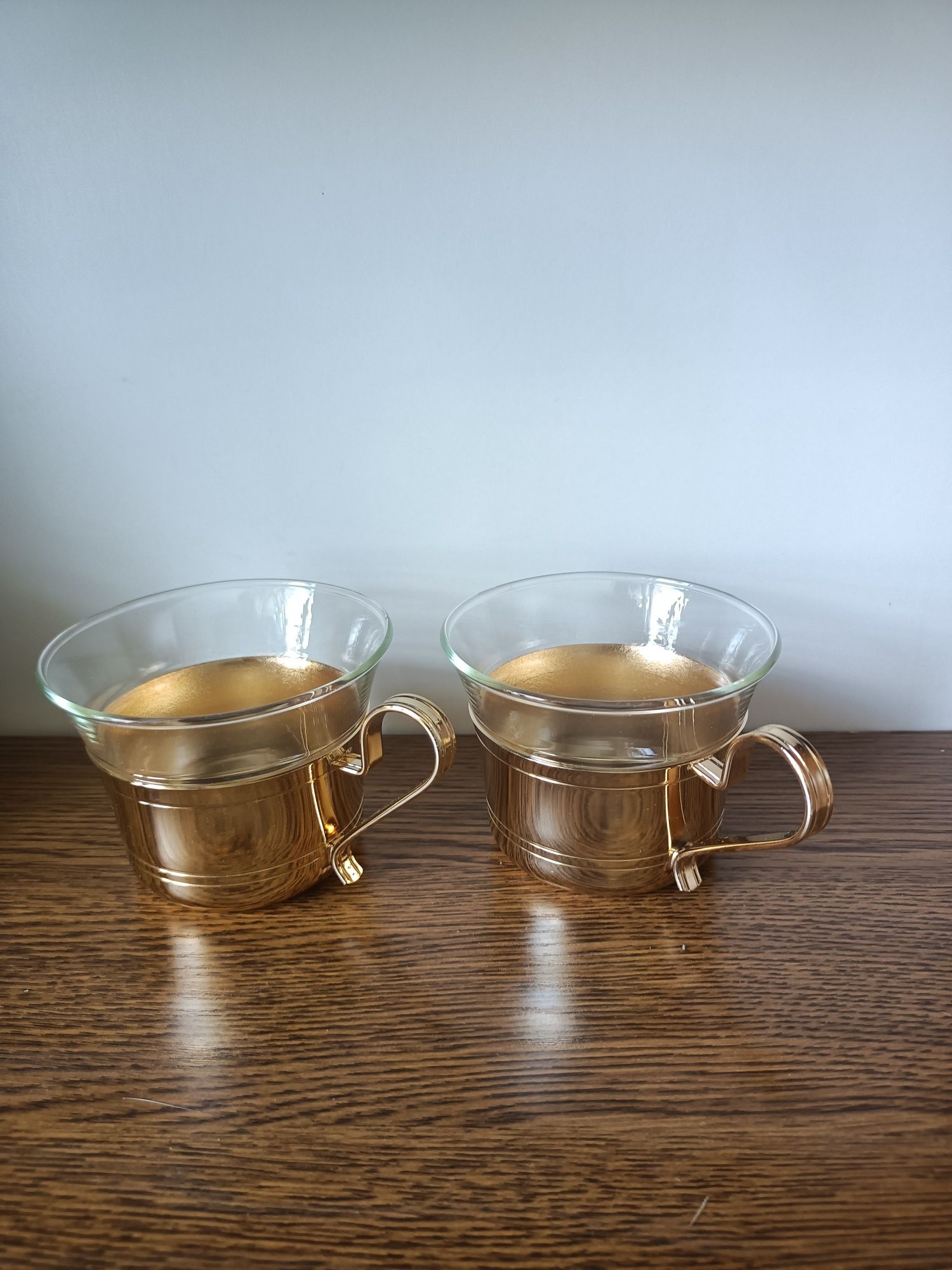 Dwie szklanki ze złotymi koszyczkami
