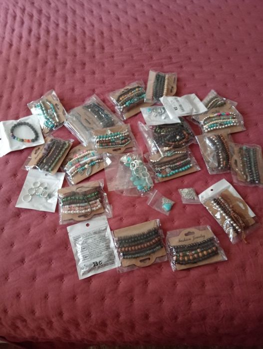 Lote pulseiras, brincos e anéis.