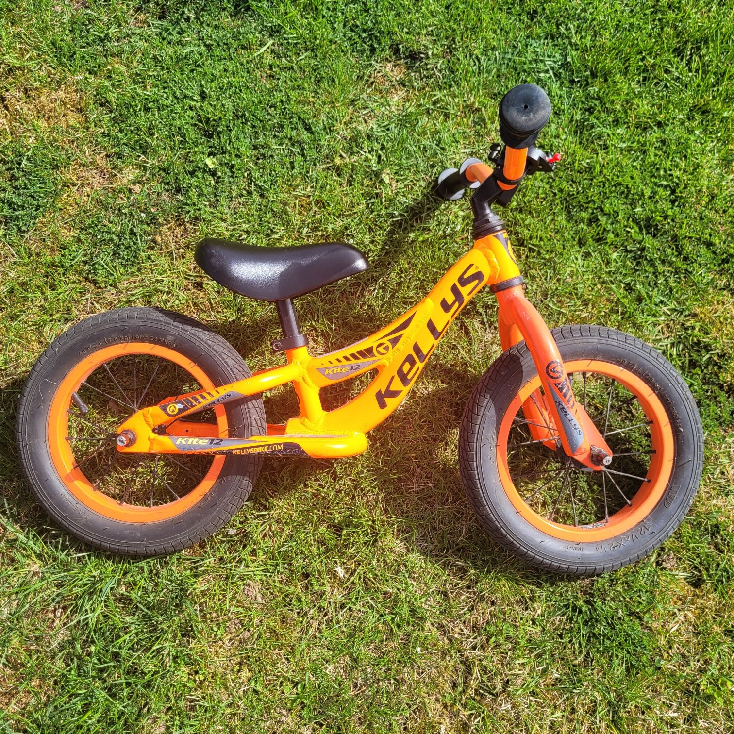 Rowerek Kellys biegówka pomarańczowy do nauki jazdy na rowerze