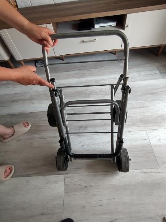 Wózek transportowy czterokołowy składany