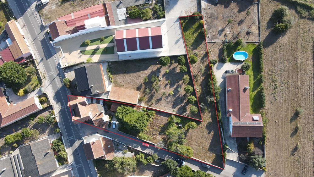 Vende-se moradia, anexos e terrenos adjacentes no centro de Mira