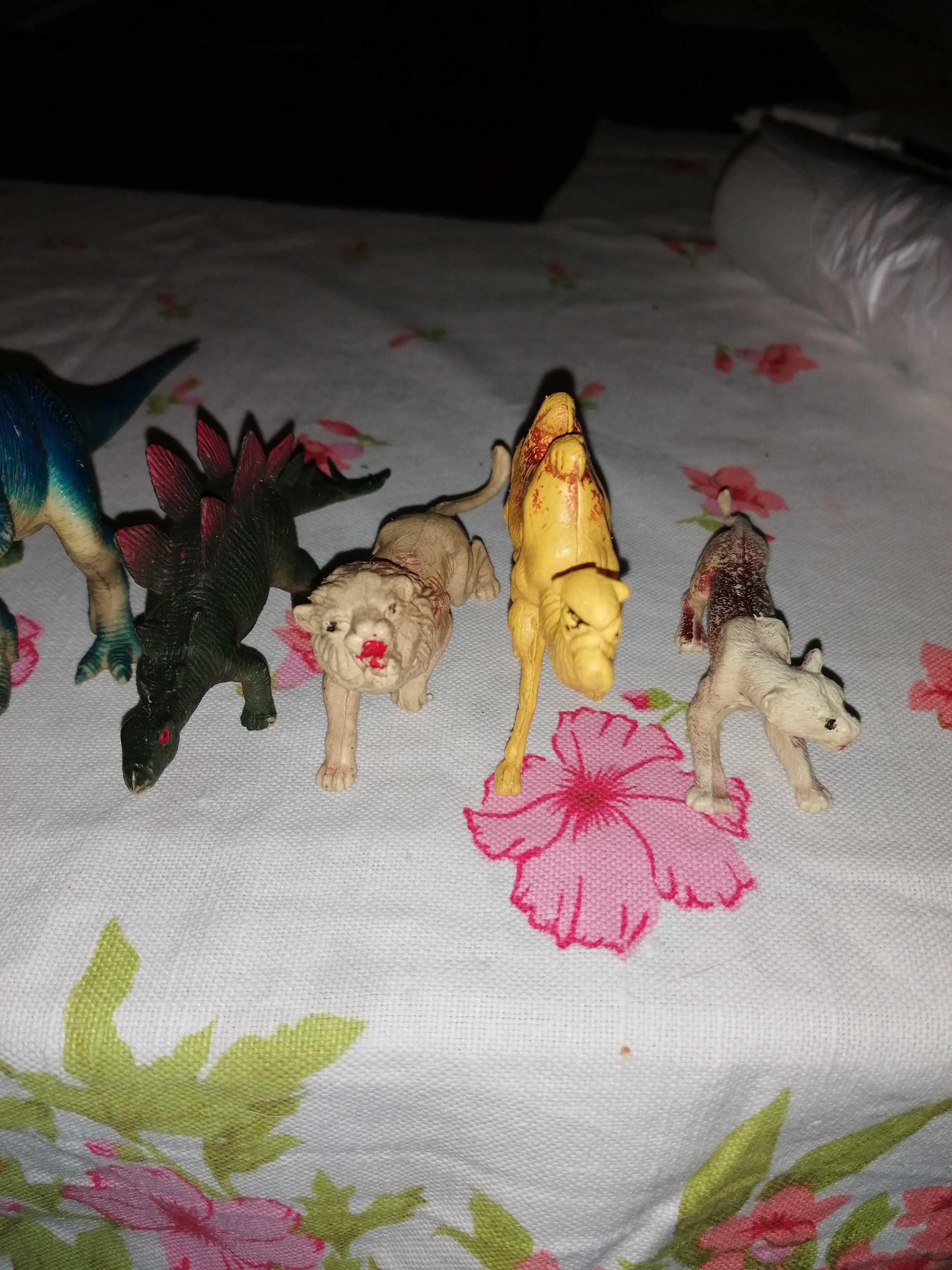 Sprzedam figurki dinozaurów i żołnierzyki