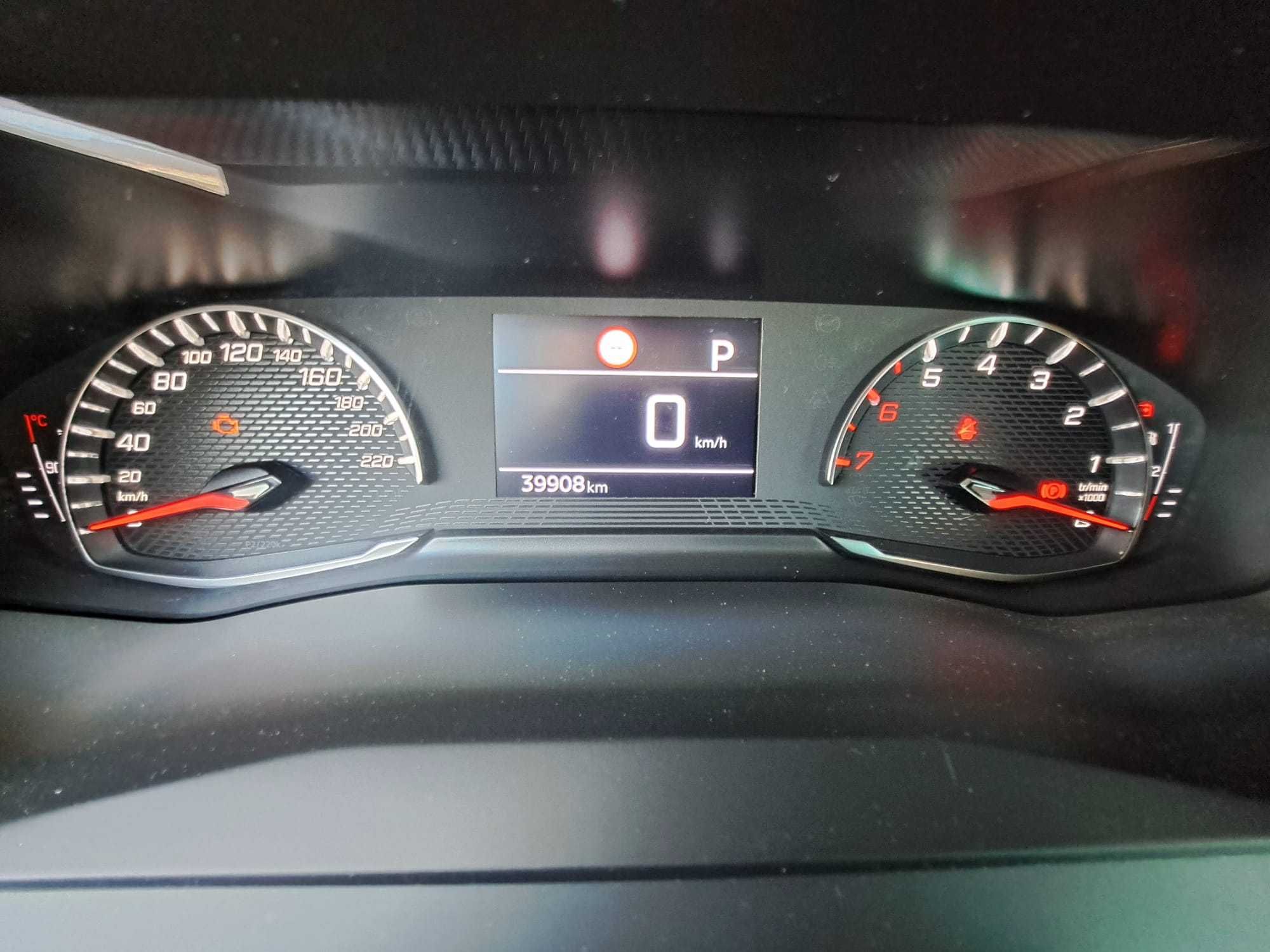 Peugeot 208 1.2 PureTech Allure EAT8 (garantia até DEZ 2025)