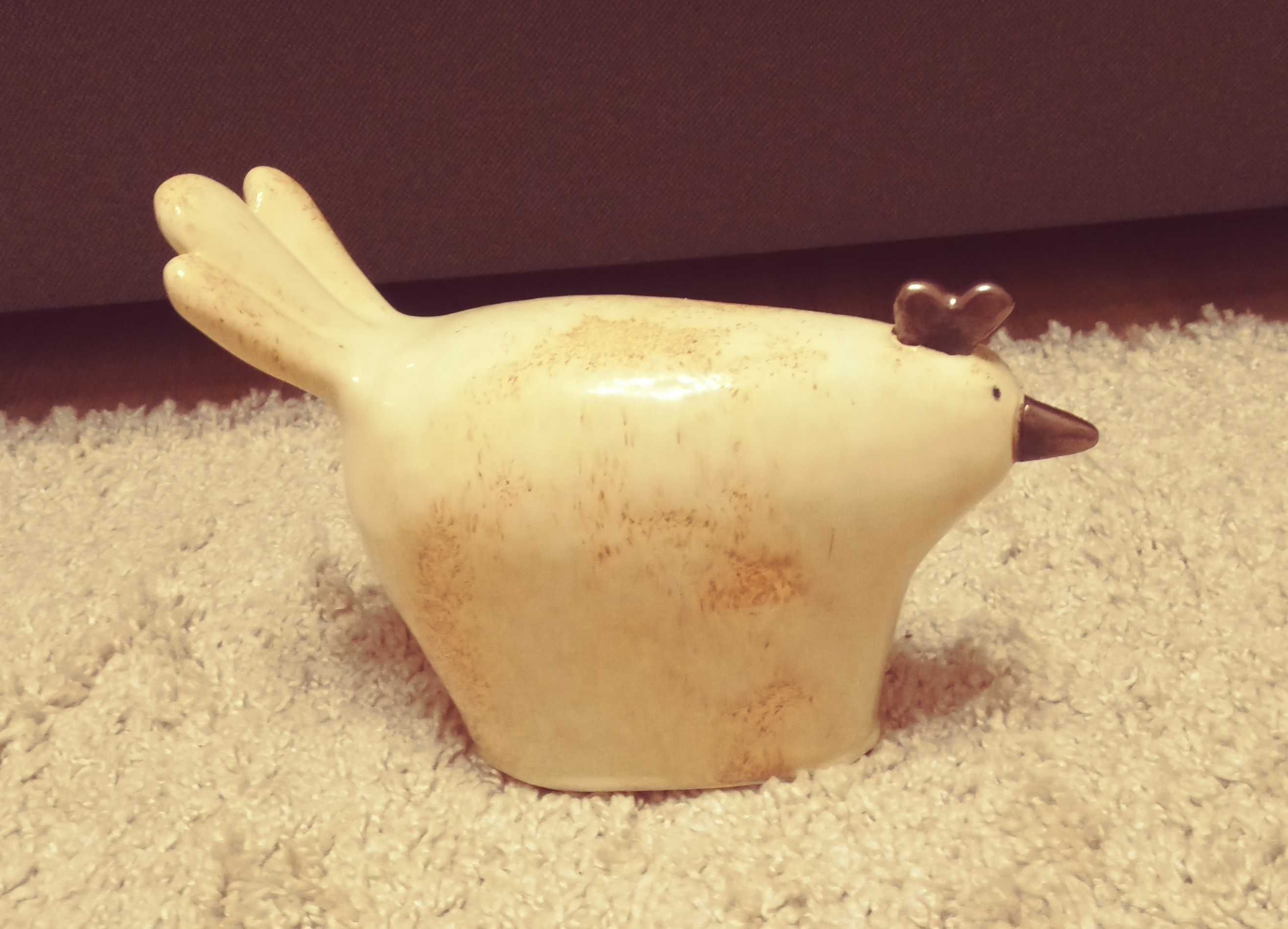 Kura - ceramika, wysokość 17,5 cm.