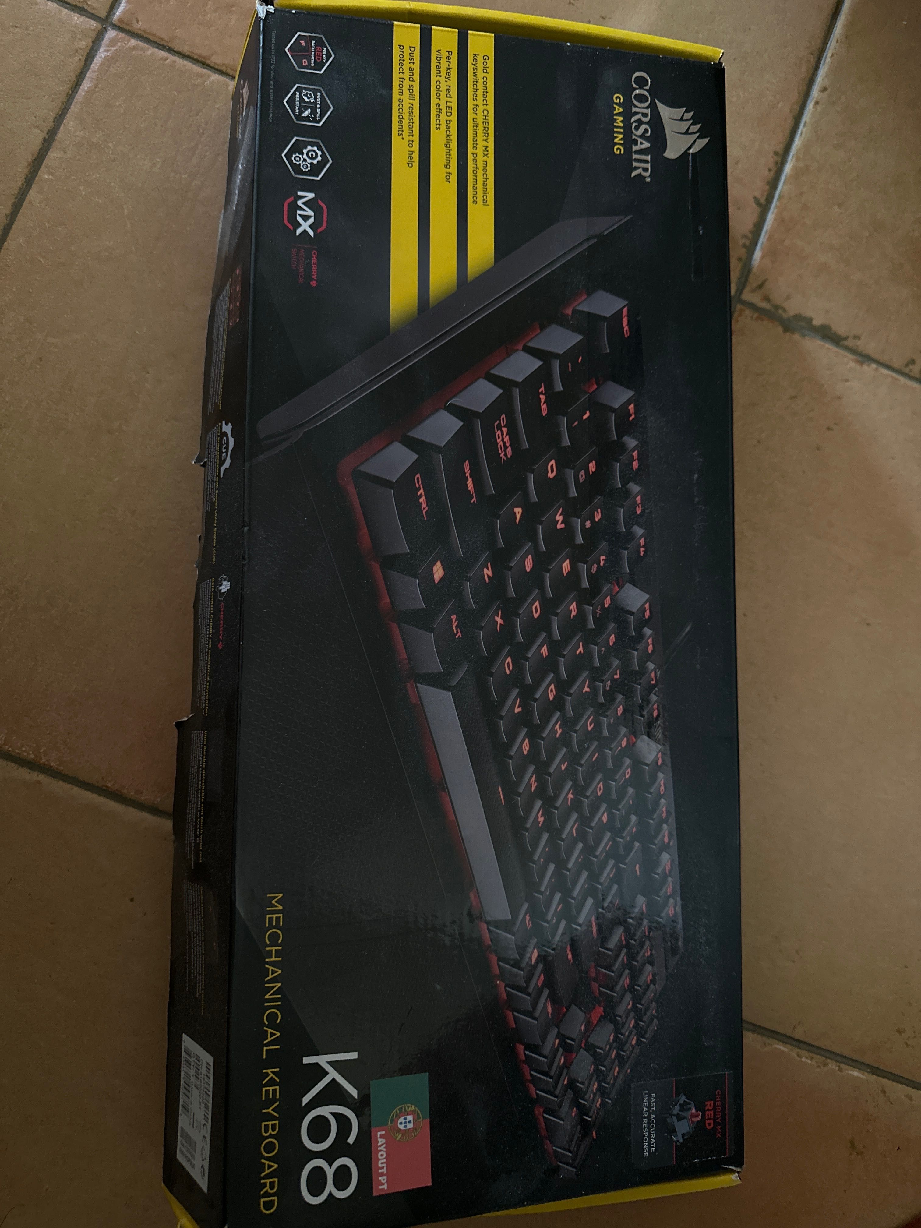 Teclado gamer Corsair K68 RGB Red