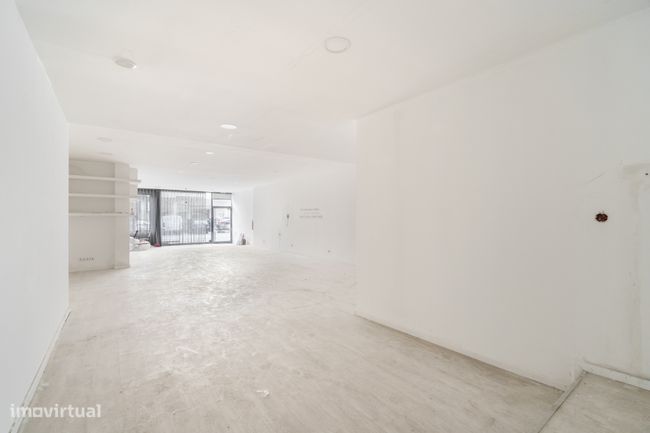 Loja Espaçosa em Rua de Santo Adrião – Braga