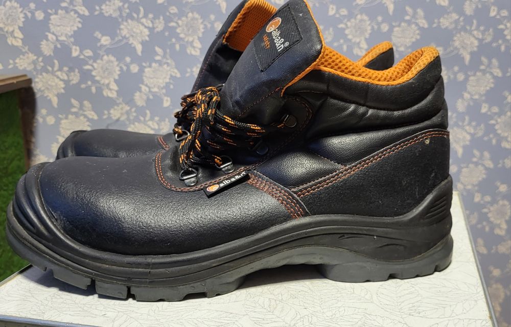 Продам спец обувь