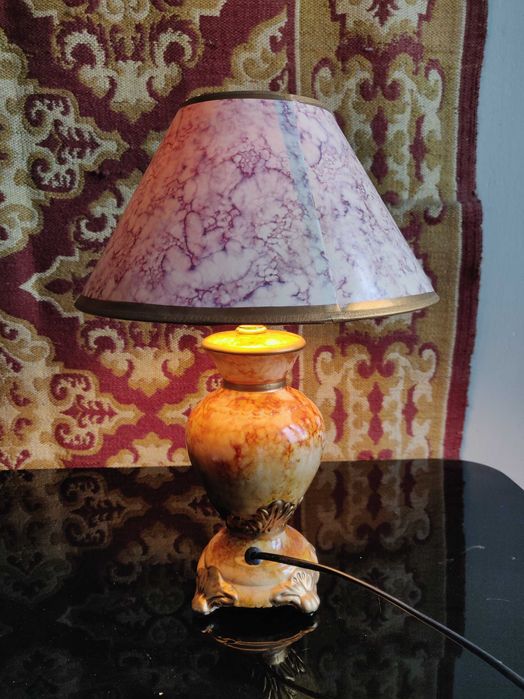 Śliczna lampka nocna z kamiennym wyglądem