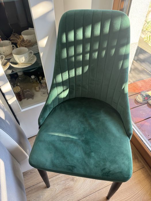 Stolik bialy rozkladany z 4 welurowymi krzesłami