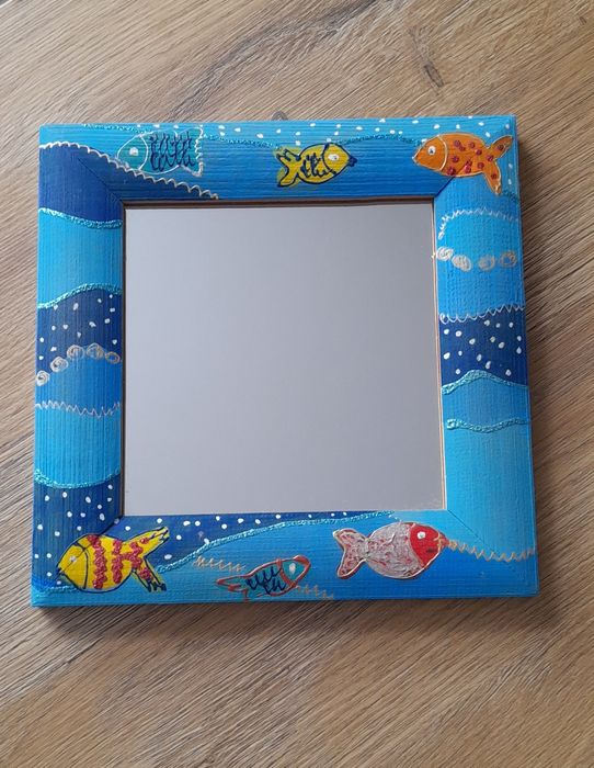 Lusterko w drewnianej ramce