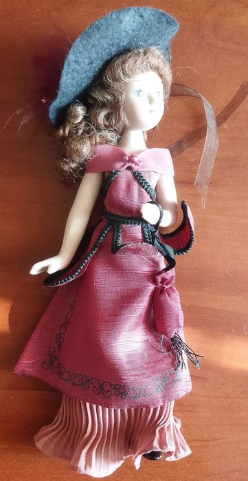 Кукла коллекционная фарфоровая