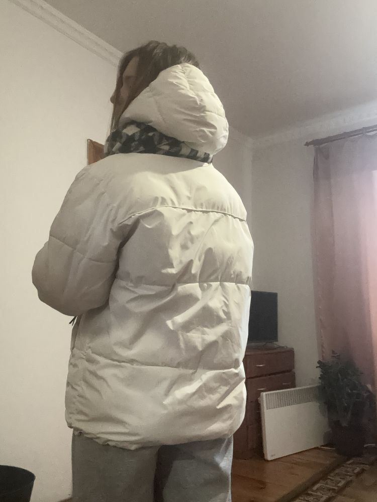 Білий пуховик Bershka