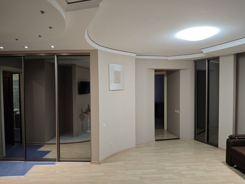 2к квартира з дизайн-проектом, та власним підвалом