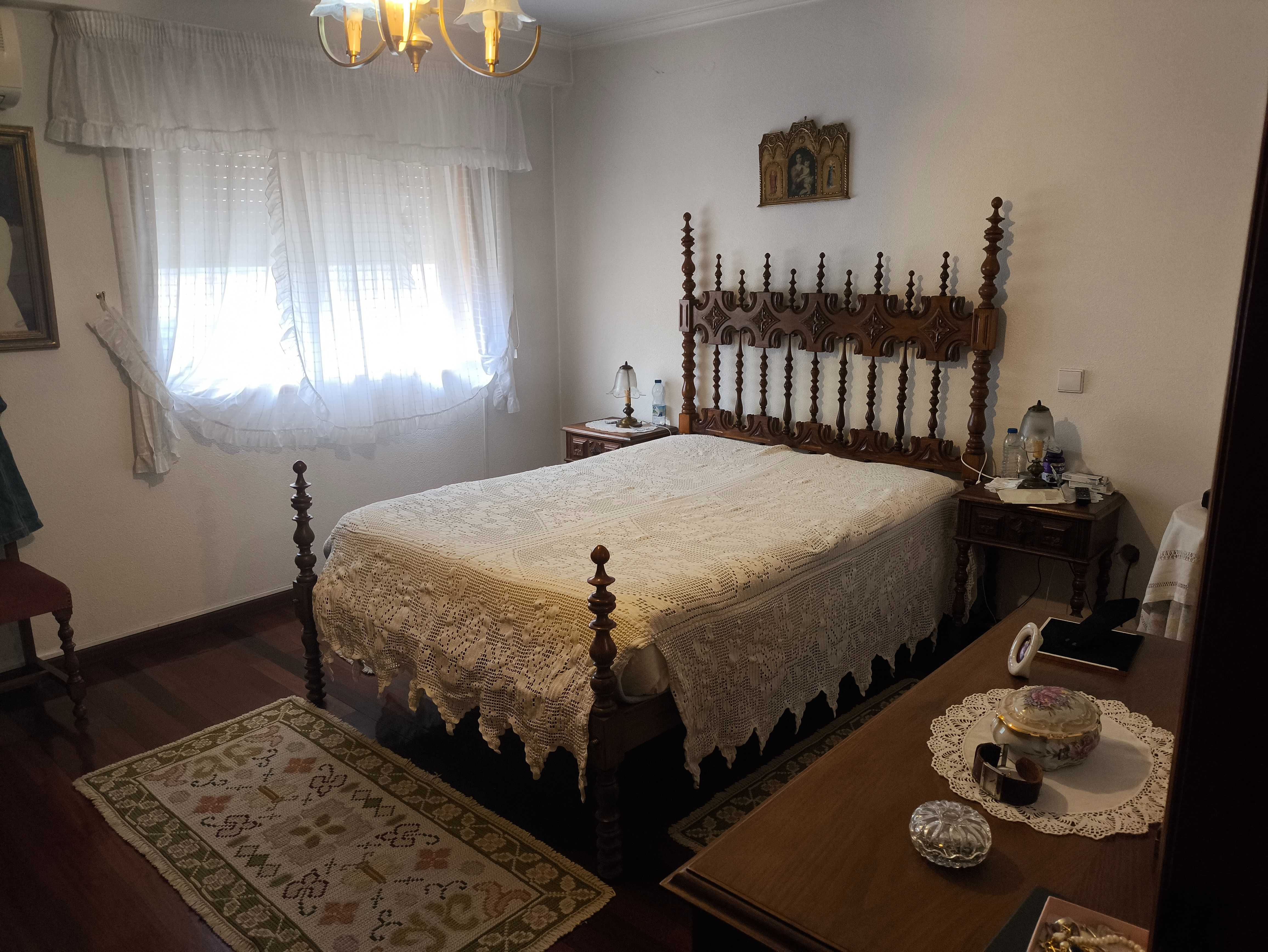 Quarto completo com armário em castanho