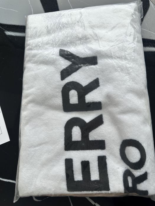 Recznik Burberry hero nowy