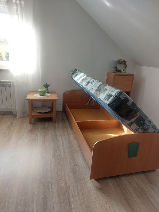 Łóżko jednoosobowe- prod. Bodzio. Stan bdb