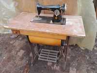 Швейная машинка со столом с педалью