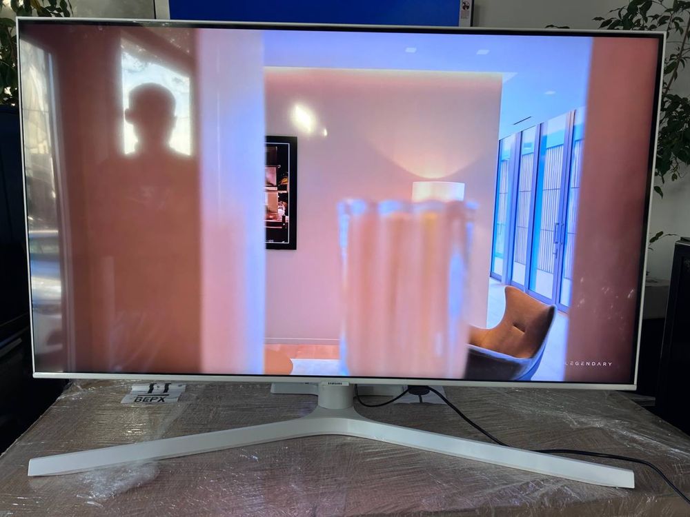 Білий телевізор 8-ї серії Samsung 43” UE43TU8510UXUA