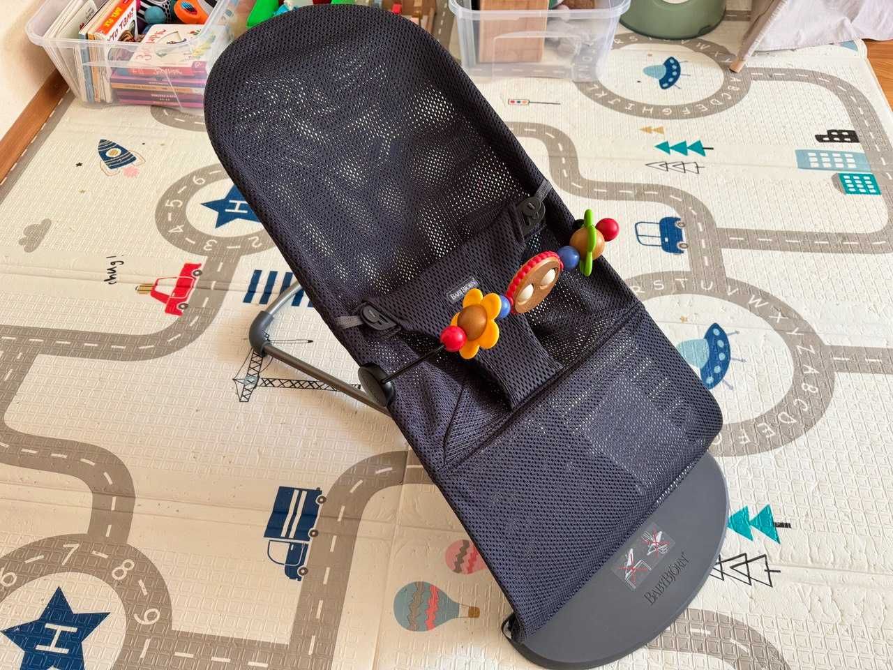 Шезлонг BabyBjorn Bliss Mesh + іграшка