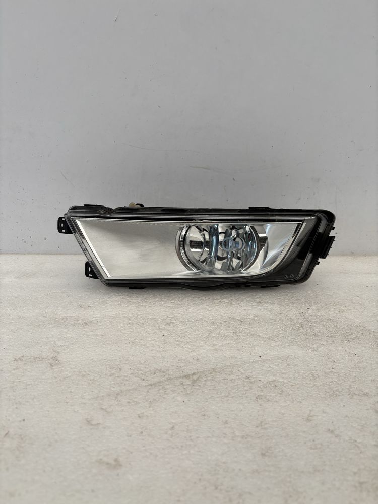Skoda Octavia III 3 5E 5E0 12-16 halogen lewy przód przeciwmgielny