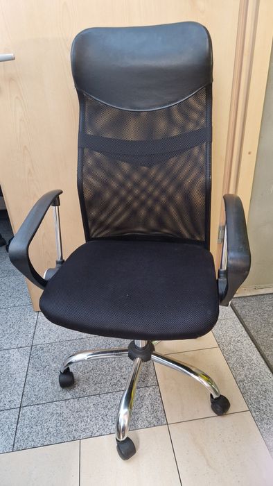 Krzesła biurowe w dobrym stanie