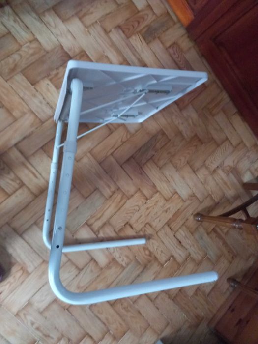 Mesa de apoio do computador