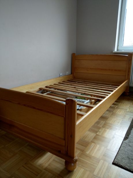 Łóżko drewniane z szufladami na pościel
