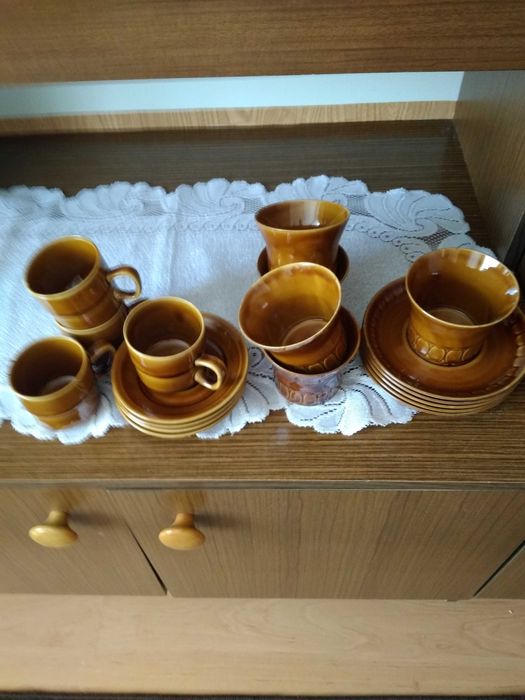 sprzedam kubki , talerzyki 19 części za 30 zł