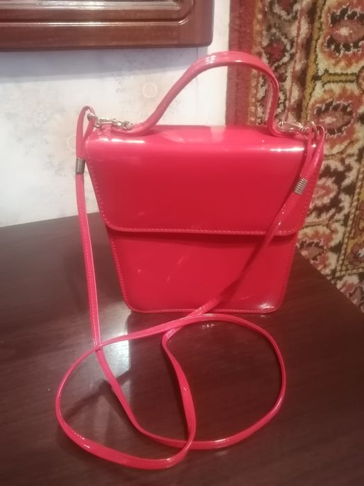 Продам кожаную женскую новую сумочку.