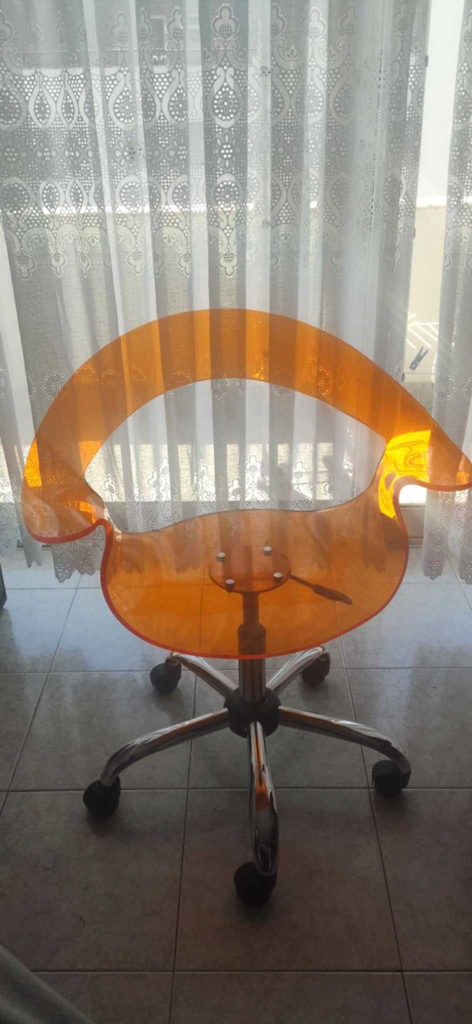 Cadeira Laranja como nova