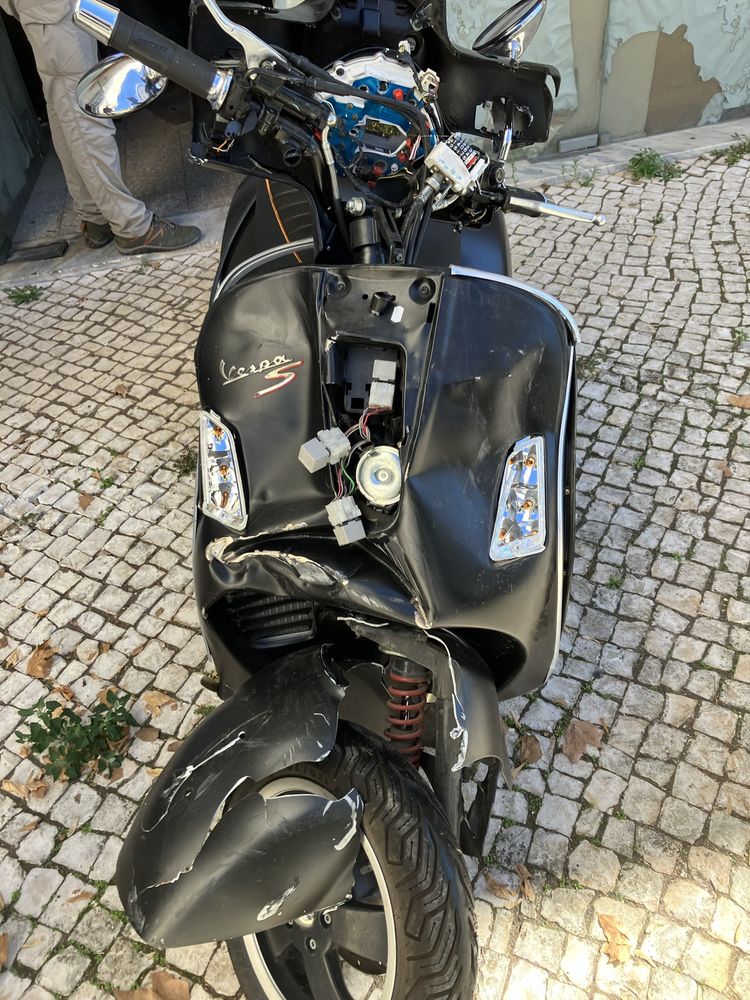 Vespa 300 gts super acidentada