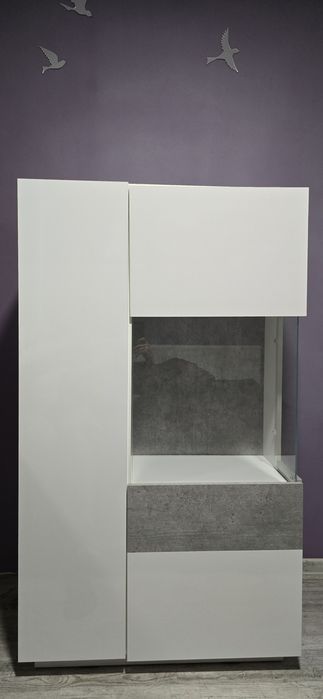 Komoda z witryną biały połysk