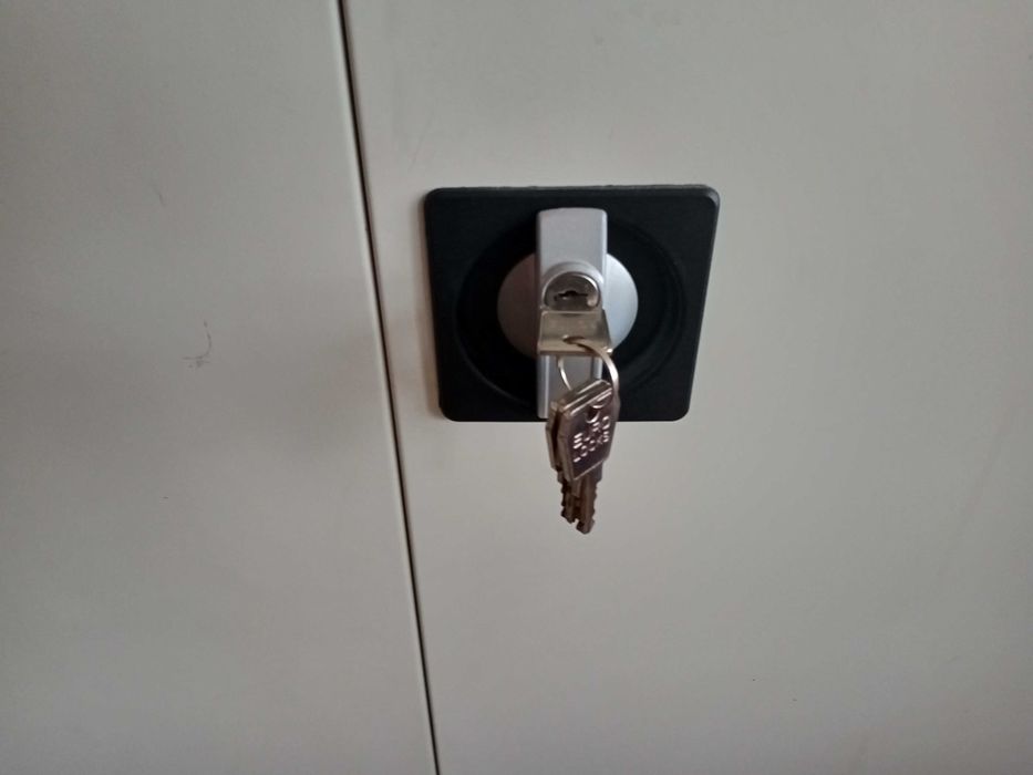 Szafa biurowa na dokumenty z sejfem