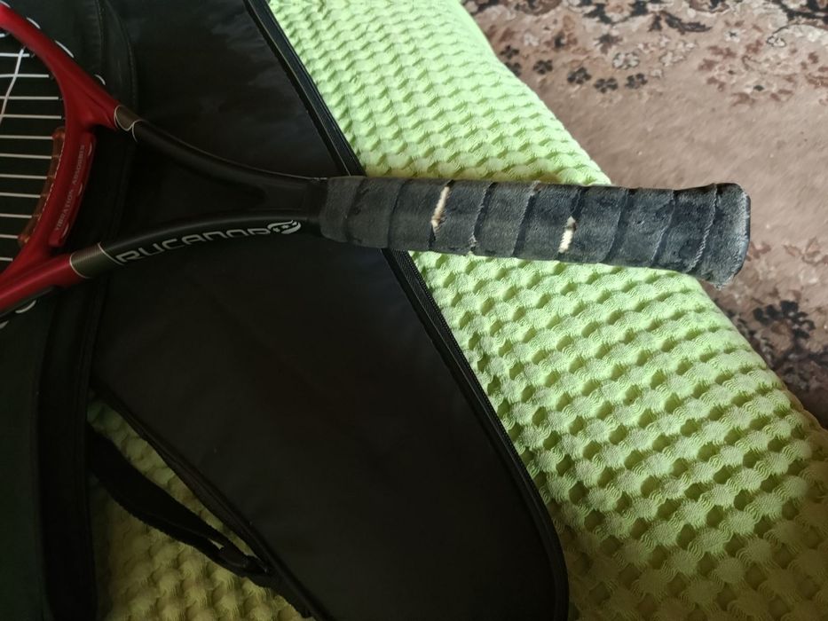 Ракетка для тенісу.