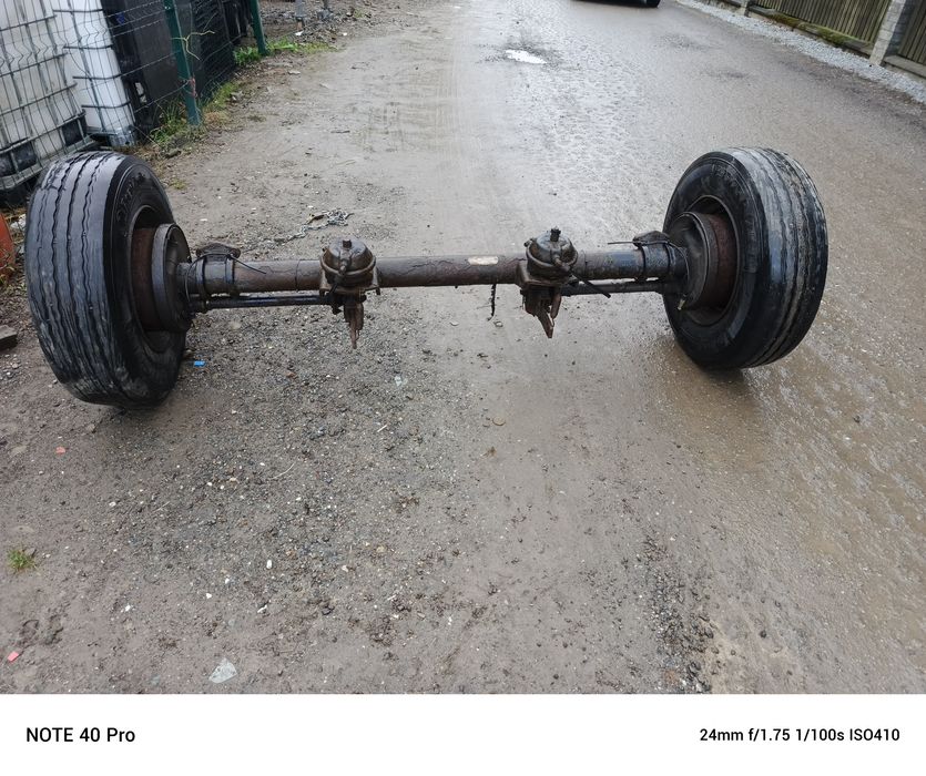 Oś na przyczepę z kołami