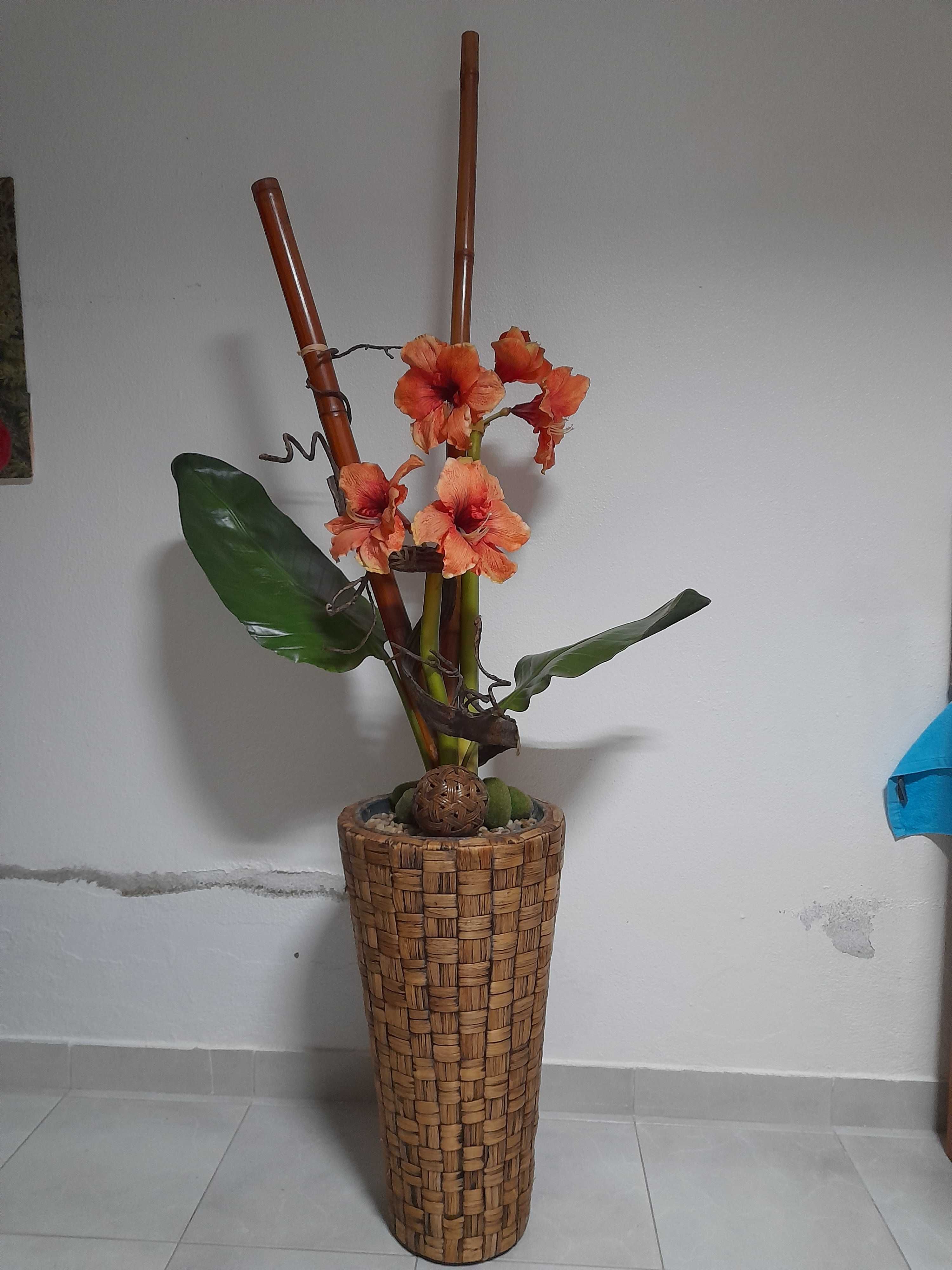 Vaso com arranjo floral