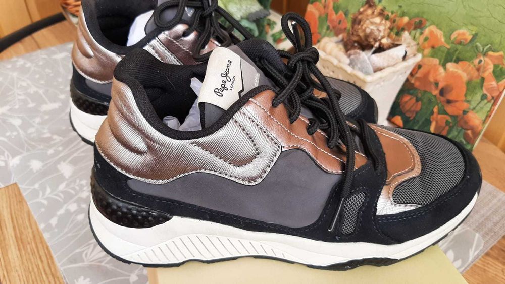 Кросівки жіночі . 37 розмір в гарному стані