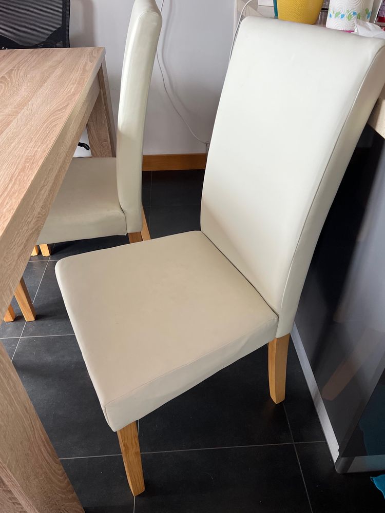 Mesa e quatro cadeiras